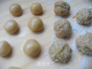 月饼处女秀——冬蓉月饼的做法步骤：8