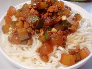 双瓜肉末炸酱面的做法步骤：12
