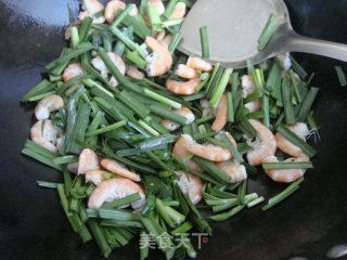 韭菜炒虾的做法步骤：4