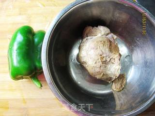 青椒卤肉馅饼的做法步骤：1