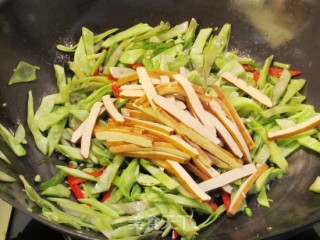 豆腐干炒扁豆的做法步骤：7