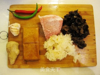 鱼香豆干肉丝的做法步骤：1