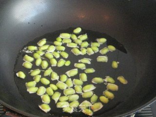 虾仁黑木耳豆瓣酱的做法步骤：1