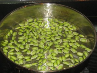 鲜虾丝瓜毛豆汤的做法步骤：1