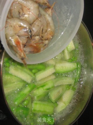 鲜虾丝瓜毛豆汤的做法步骤：3