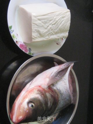 鲢鱼头滚豆腐的做法步骤：1
