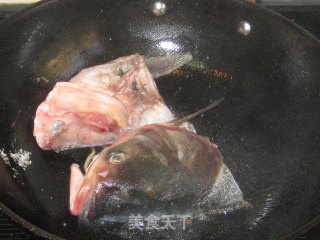 鲢鱼头滚豆腐的做法步骤：2