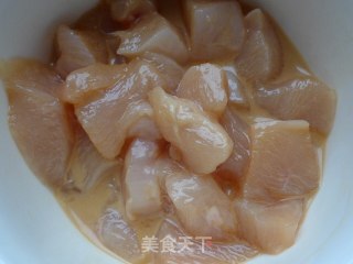 【桃仁鸡丁】越吃越聪明的做法步骤：1