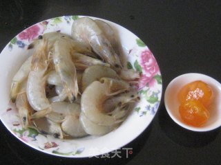 咸蛋黄炒虾的做法步骤：1