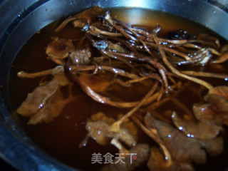 红烧鸡腿茶树菇的做法步骤：1