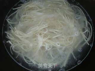 肉饼豆角炸酱面的做法步骤：4