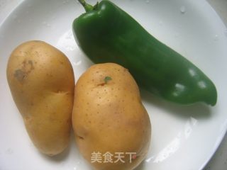 土豆炒青椒的做法步骤：1