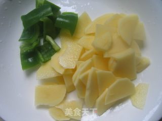 土豆炒青椒的做法步骤：2