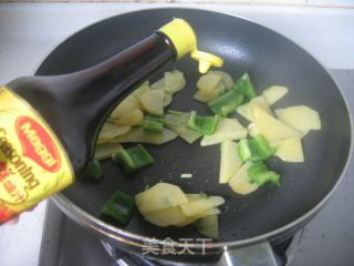 土豆炒青椒的做法步骤：6