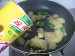 土豆炒青椒的做法步骤：8