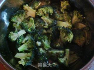 素炒西兰花的做法步骤：1
