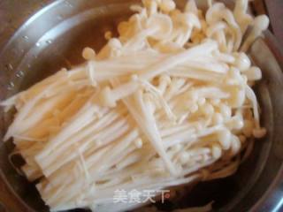 番茄金针菇炒鸡蛋的做法步骤：1