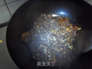 酸菜炒鸡胗的做法步骤：2
