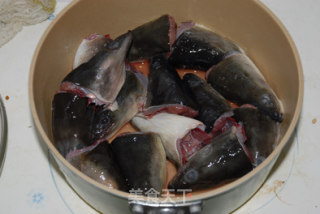 酸包菜煨鳗鱼头的做法步骤：1
