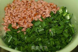 早餐之选---韭菜火腿肠煎饼的做法步骤：1