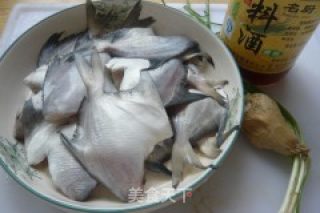 连着骨头吃——香煎小鲳鱼的做法步骤：1