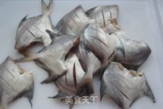 连着骨头吃——香煎小鲳鱼的做法步骤：2