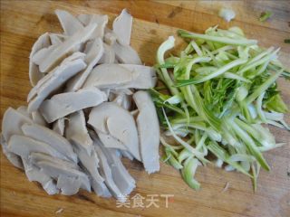 豆丹炒面筋的做法步骤：2