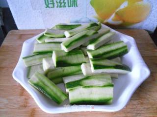 蟹棒丝瓜条的做法步骤：2