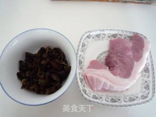 木耳青菜鲜肉饺的做法步骤：1
