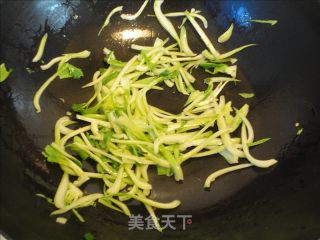 青菜梗炒豆丹的做法步骤：6