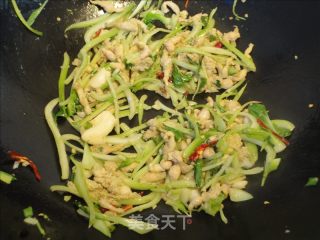 青菜梗炒豆丹的做法步骤：7