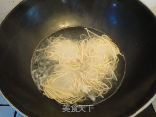 豆丹松子酱香炒面的做法步骤：4