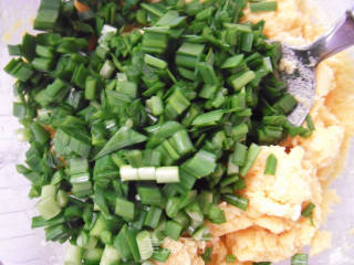 豆渣韭菜玉米饼的做法步骤：4