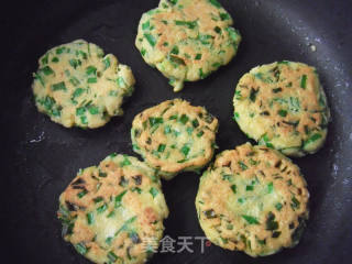 豆渣韭菜玉米饼的做法步骤：7