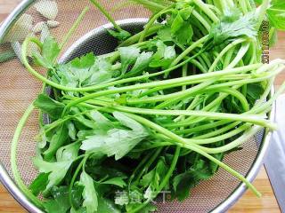 小芹菜鲜肉烧麦的做法步骤：1