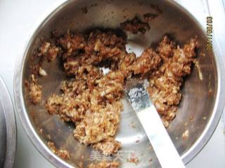 小芹菜鲜肉烧麦的做法步骤：2
