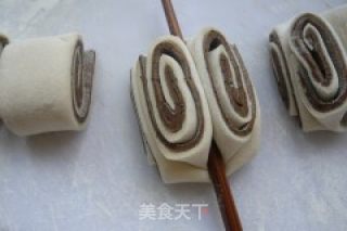 双色花卷的做法步骤：6