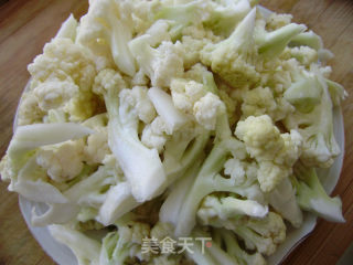 家常菜----香菇胡萝卜炒菜花的做法步骤：1