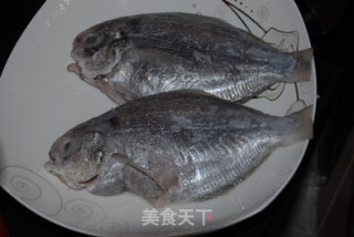清煮海鲳鱼的做法步骤：1