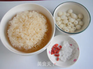 养颜美容—冰糖银耳莲子羹的做法步骤：1