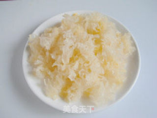 养颜美容—冰糖银耳莲子羹的做法步骤：2