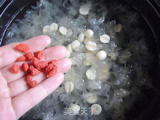 养颜美容—冰糖银耳莲子羹的做法步骤：7