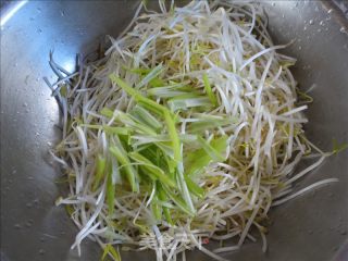 炒绿豆芽的做法步骤：1