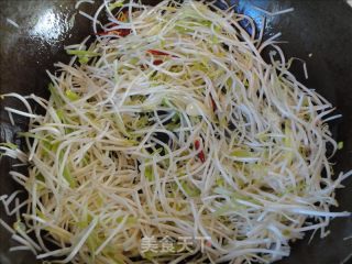 炒绿豆芽的做法步骤：4