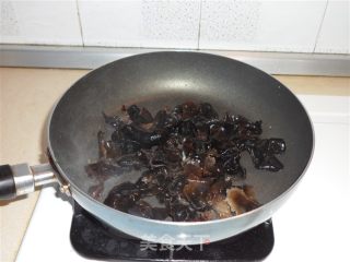 黑木耳炒山药的做法步骤：3