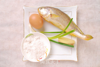 煎烧黄花鱼的做法步骤：1