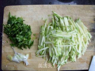 西葫芦银鱼炒蛋的做法步骤：2