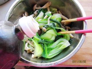 油菜蟹味菇的做法步骤：8