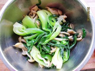 油菜蟹味菇的做法步骤：10