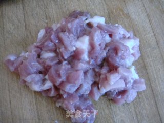 西芹炒肉丁的做法步骤：1